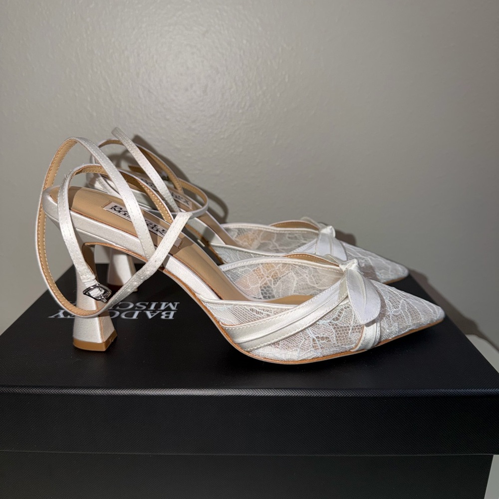 Badgley Mischka Ivory Lace Bow Slingback Heels NWOT - Picture 4 of 6